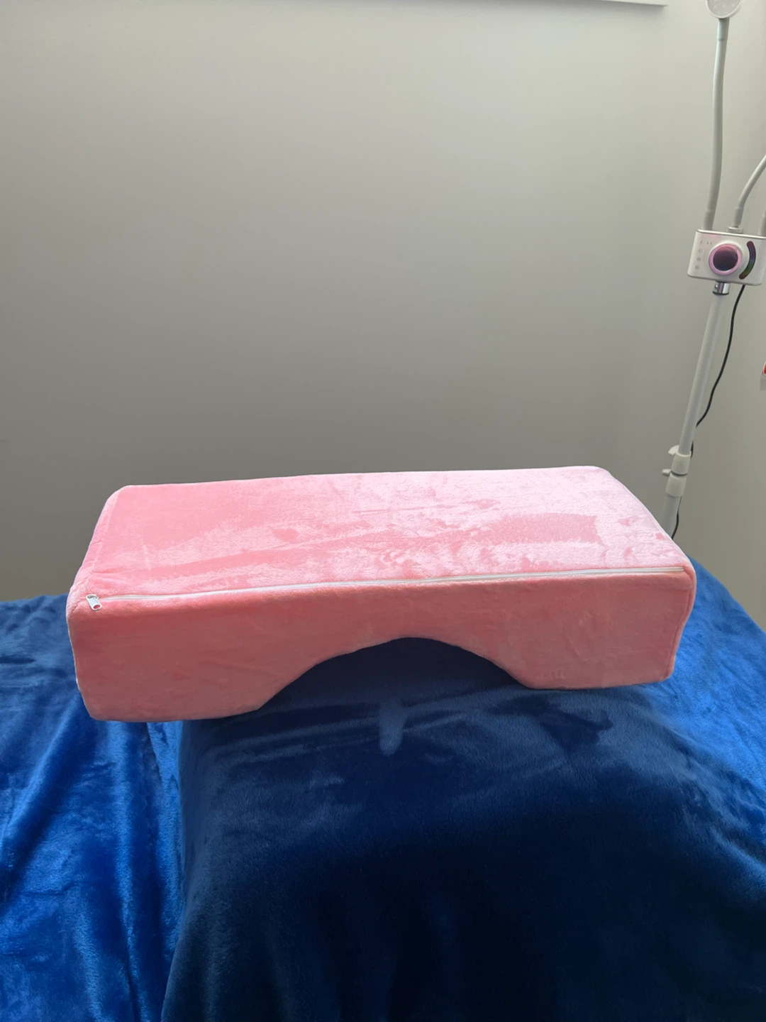 Pink Ergonomic Lash Pillow - photo 3