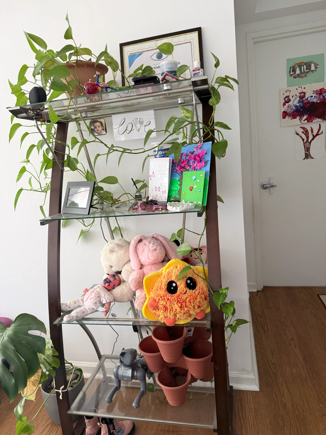 Selling an elegant decorative stand