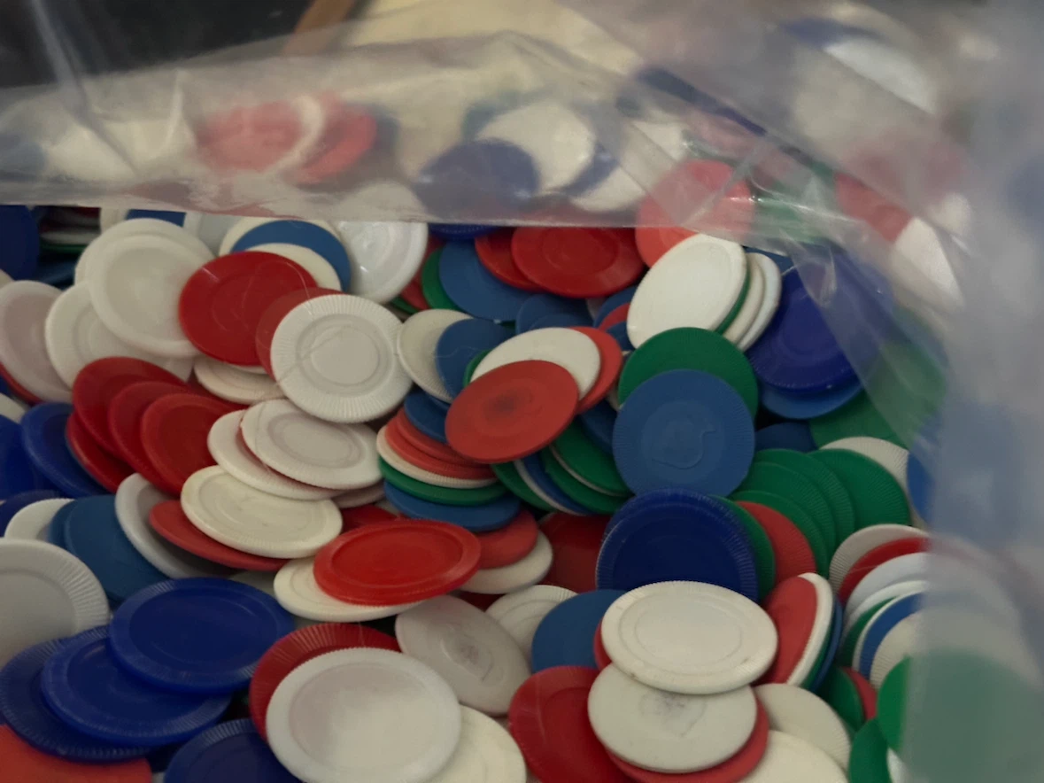 Large lot of vintage plastic poker chips - photo 5