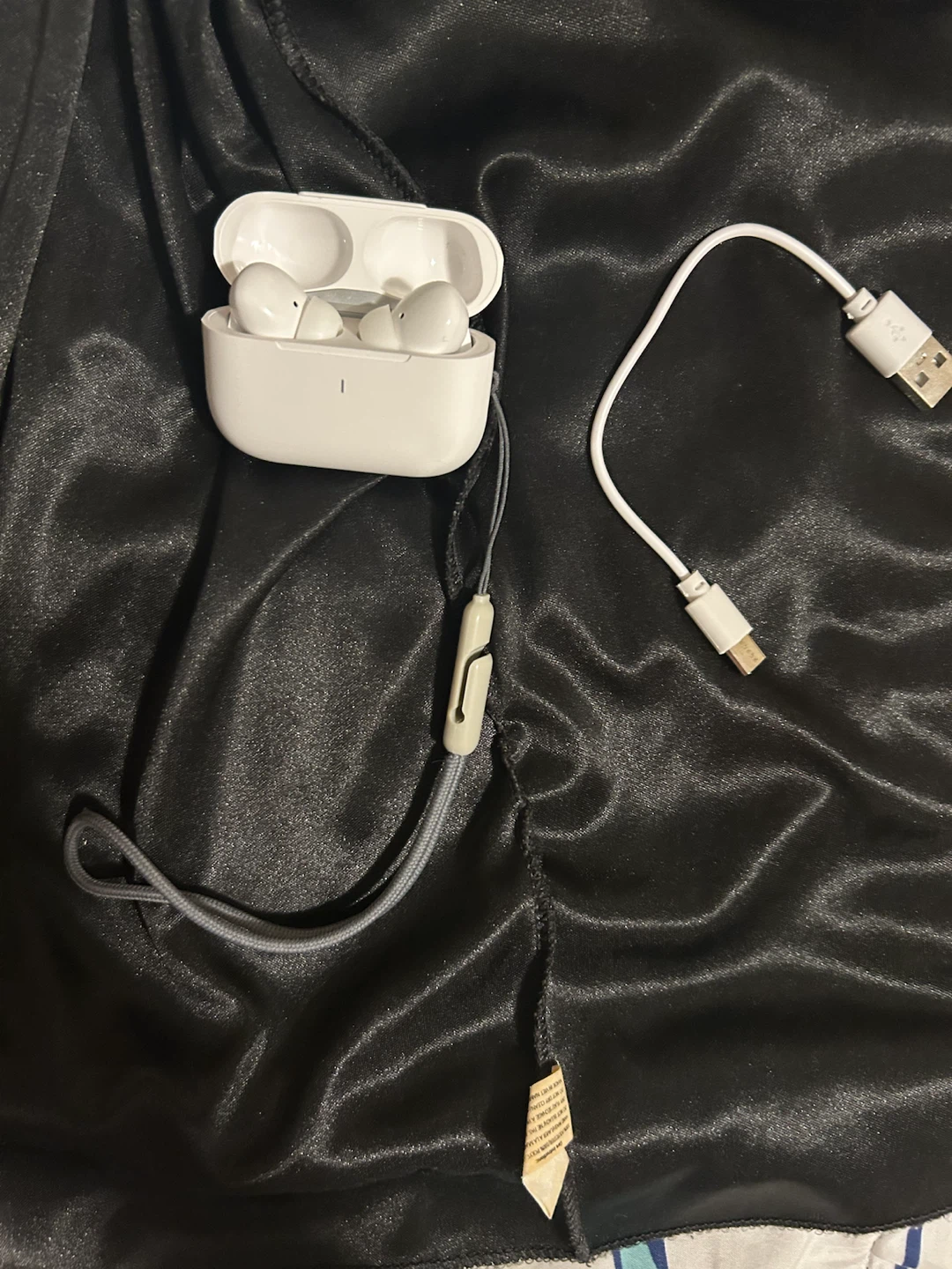 White Wireless Earbuds with Charging Case - photo 4