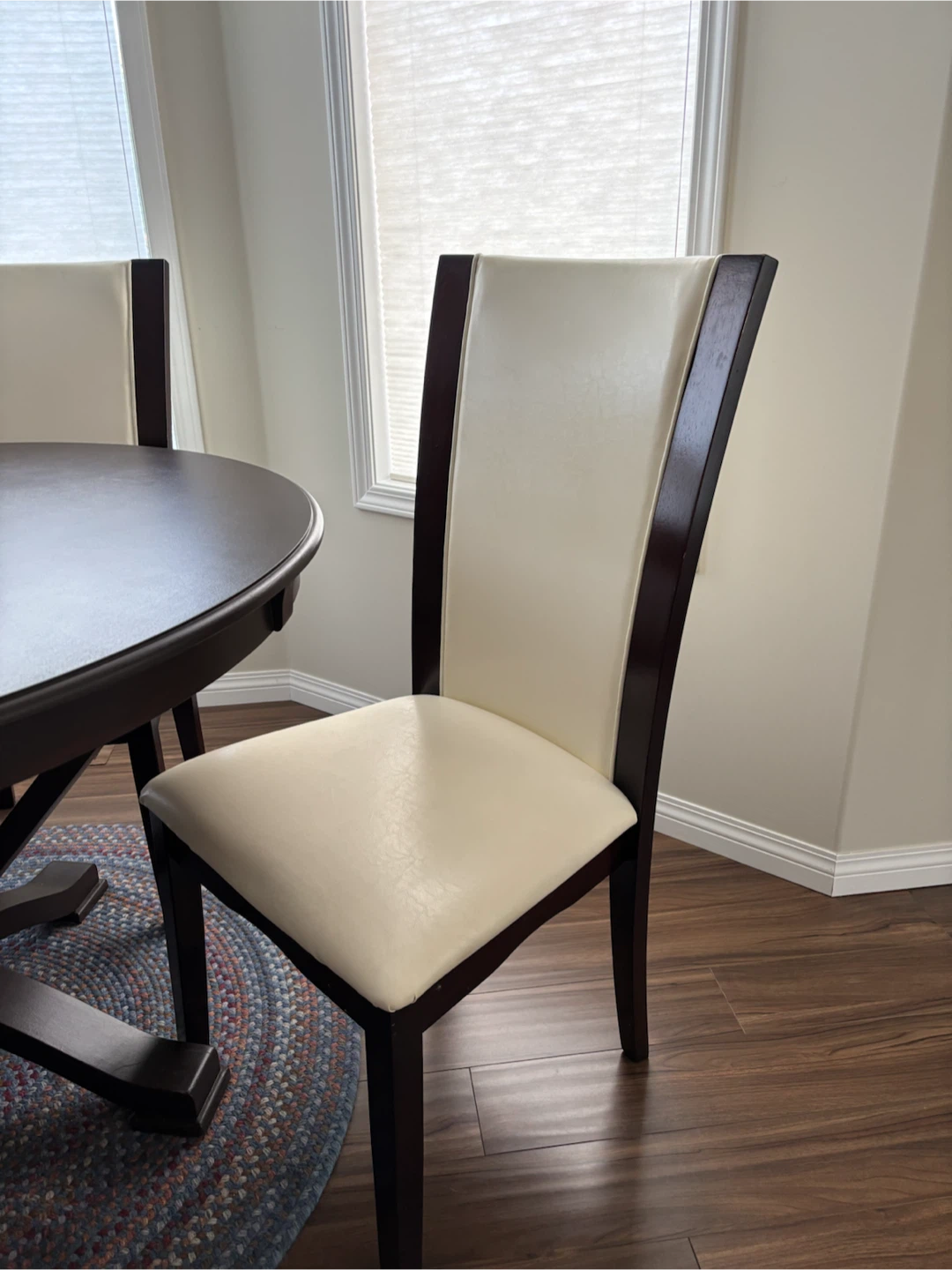Round table with four chairs - photo 3