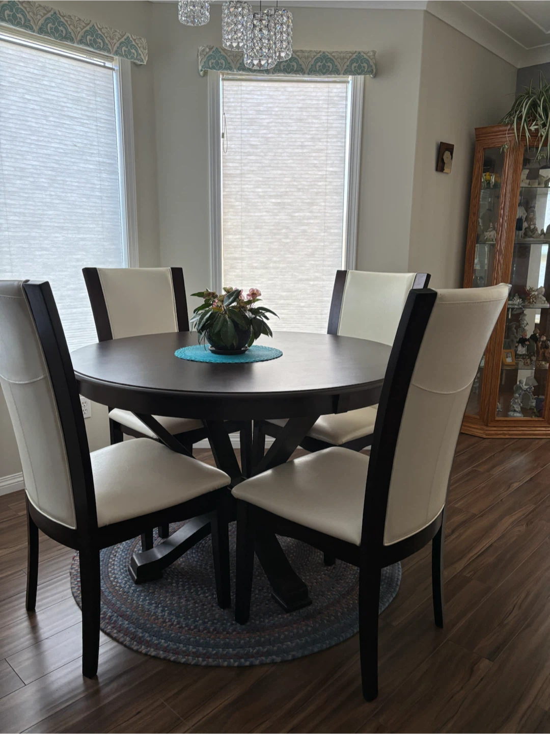 Round table with four chairs - photo 4