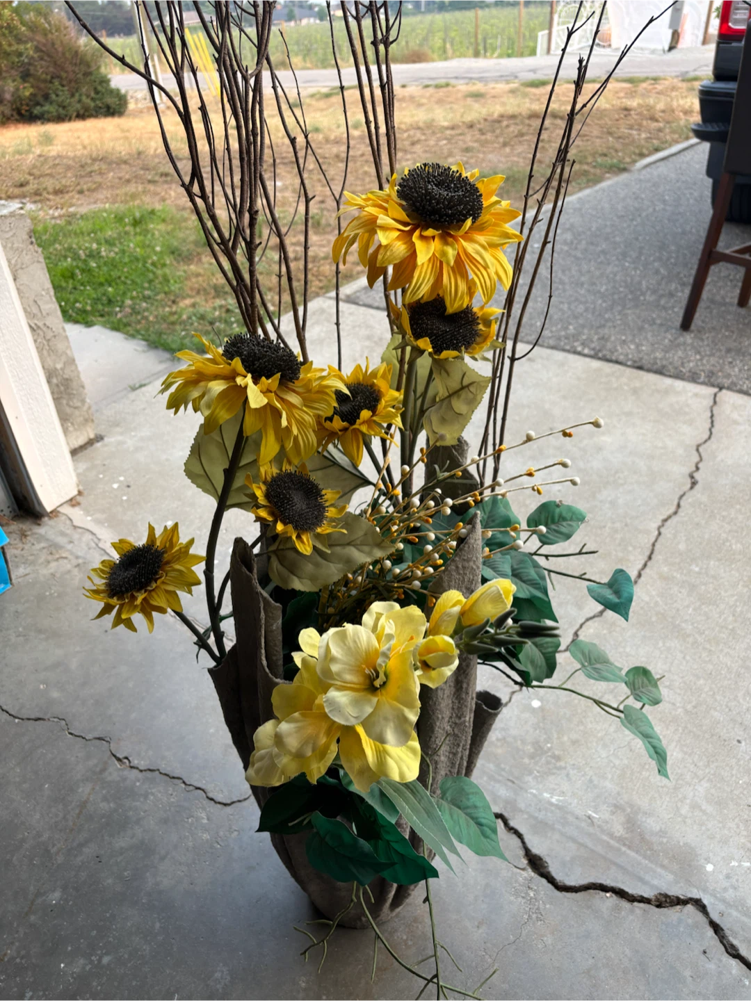 Exterior dried flower container