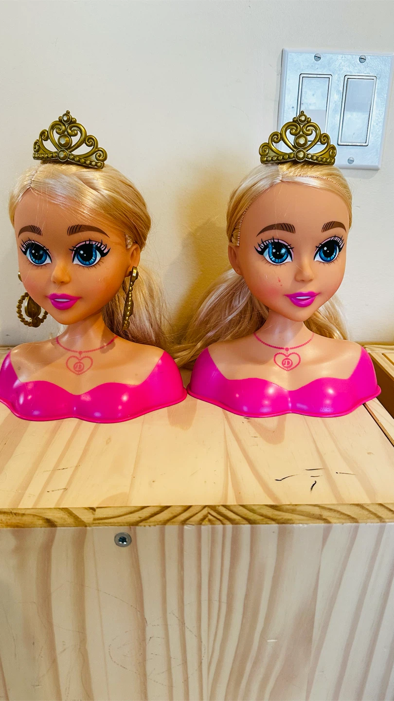 2 Styling Heads blonde hair