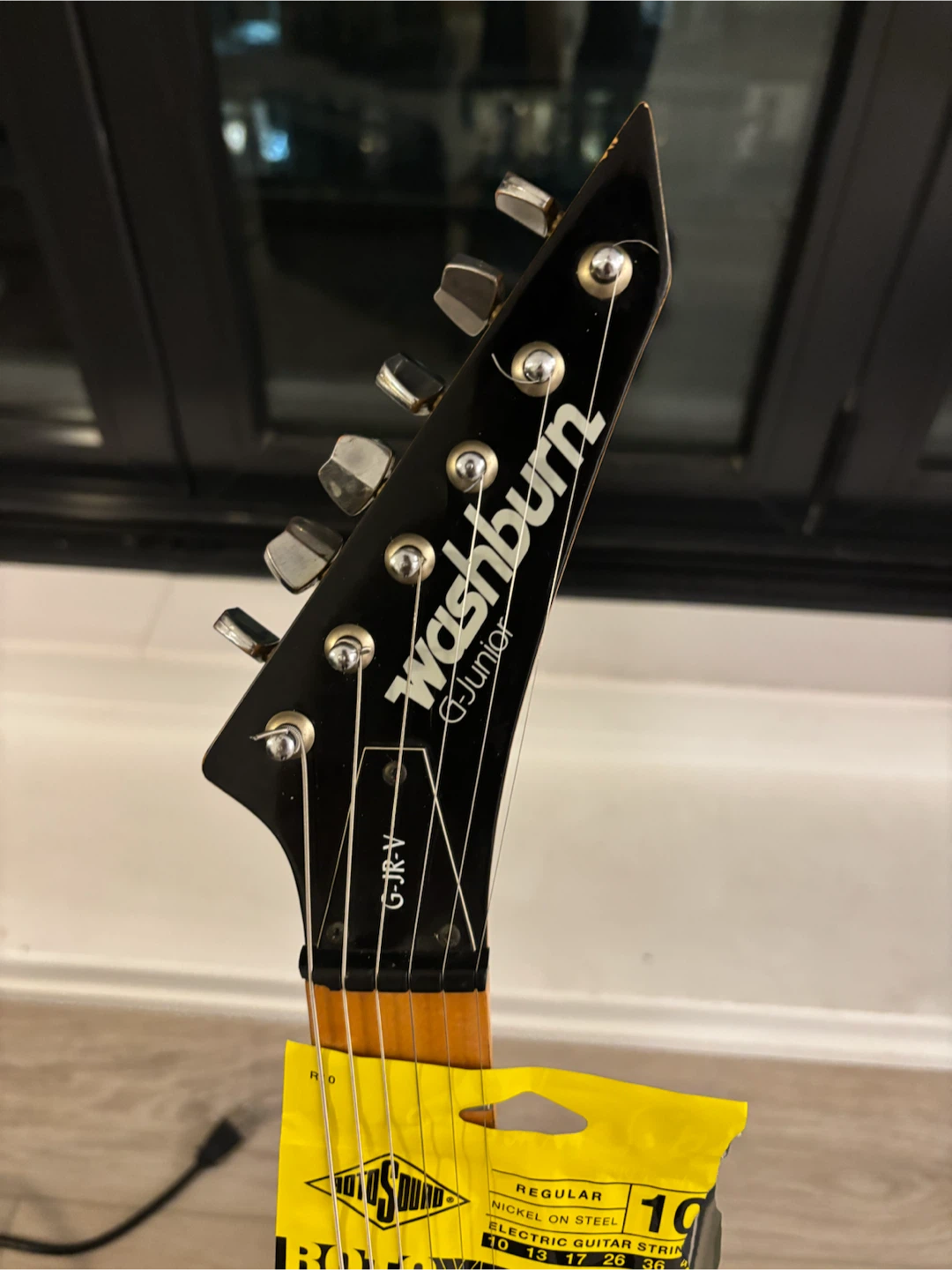 Washburn G-Junior Electric Guitar and Fender Frontman 15G Amp - photo 2