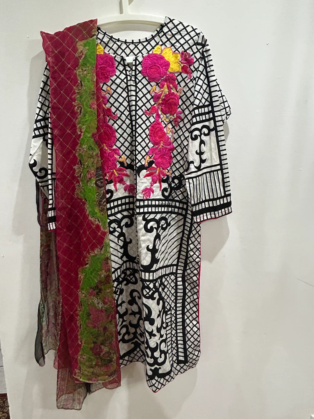 Embroidered Lawn Suit with Dupatta - photo 3