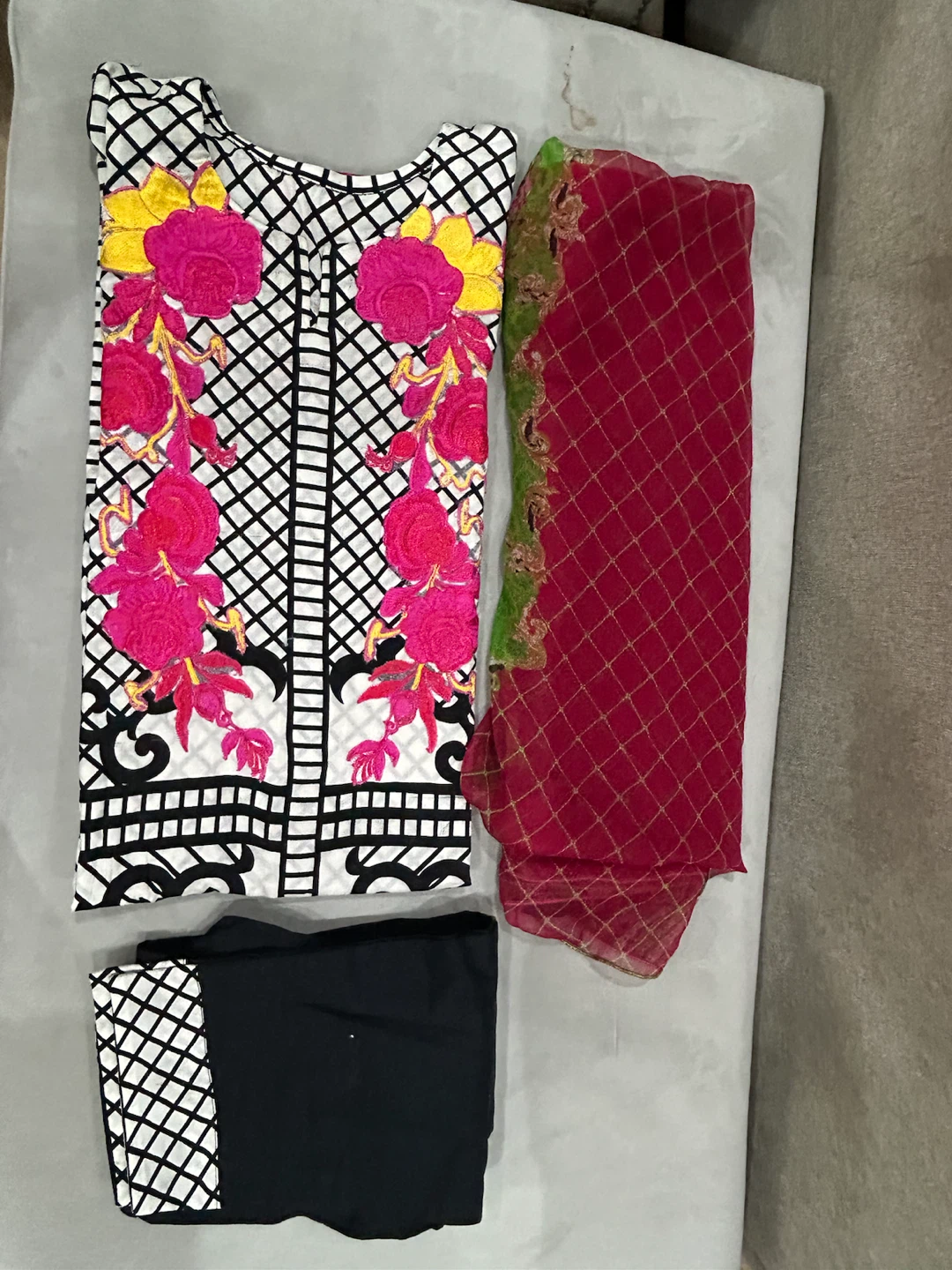 Embroidered Lawn Suit with Dupatta - photo 4