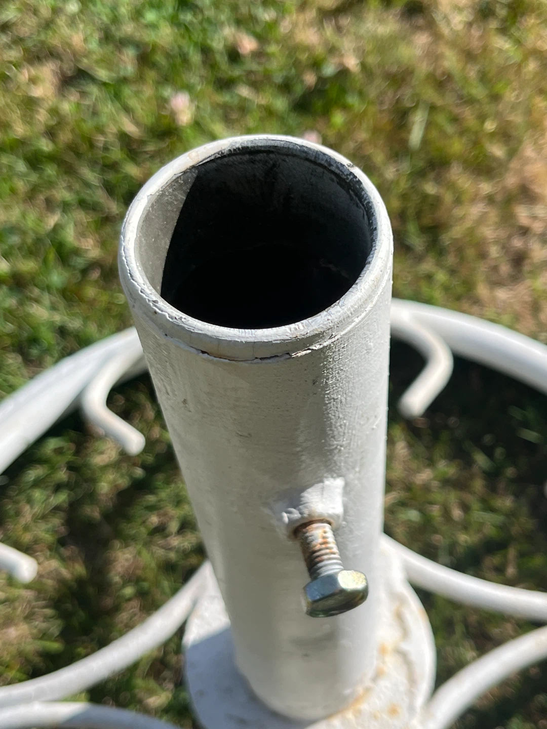 White metal patio umbrella stand - photo 2
