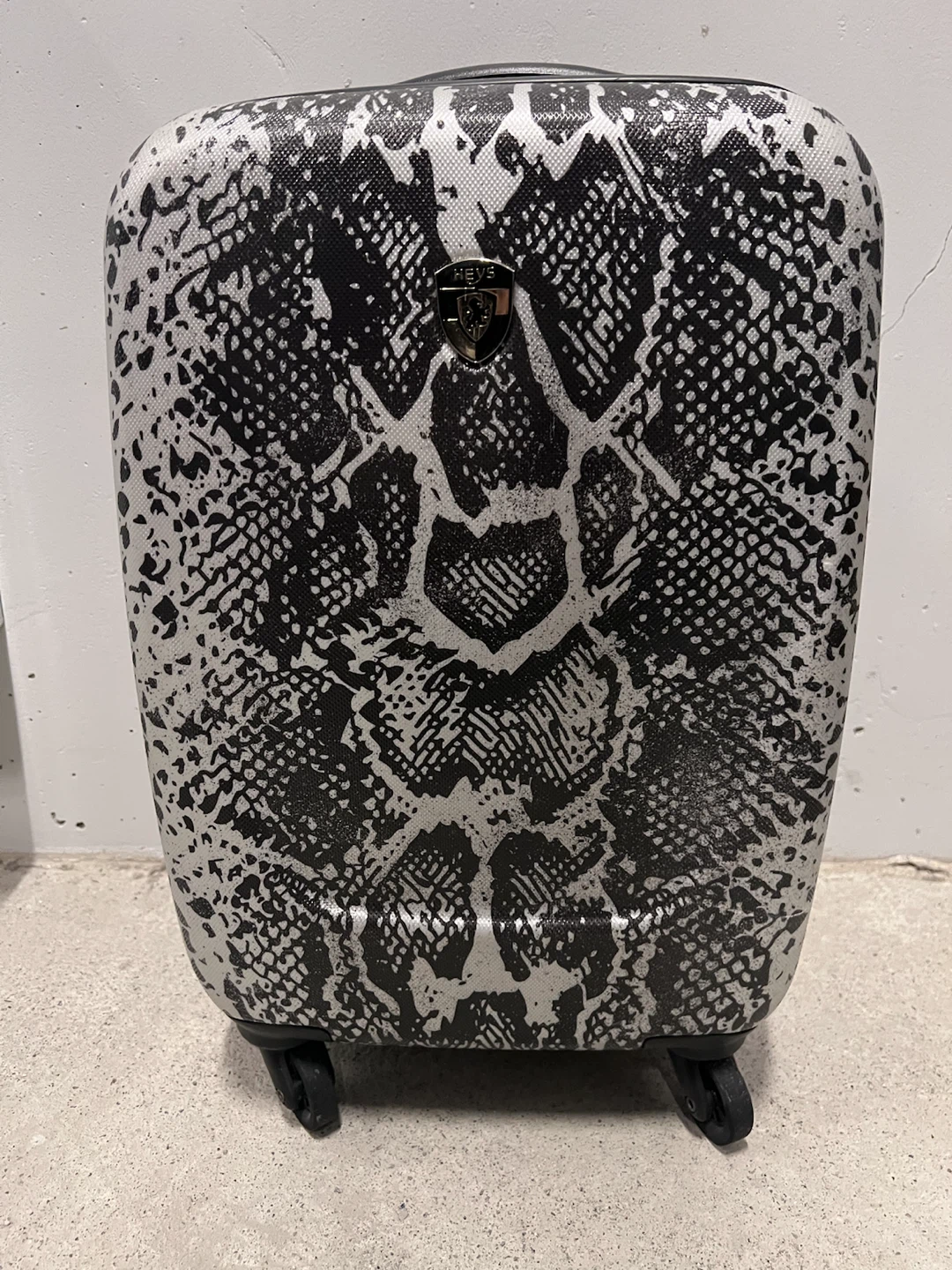 HEYS Hardside Fashion Spinner Suitcase. Brand new
