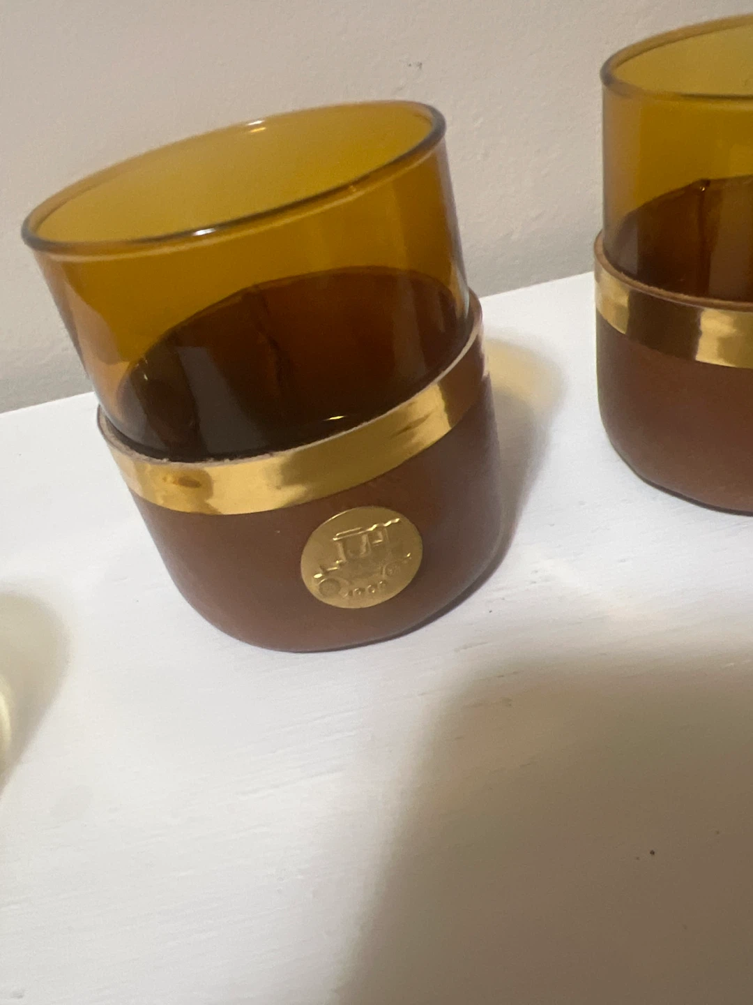 Vintage MCM Barware Lot – 6 Amber Glasses & Jack D Leather Flask - photo 3