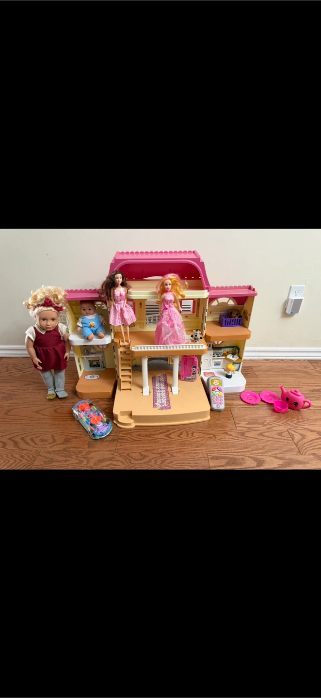 Giant Doll House with Dolls, Barbies and Toys - photo 2