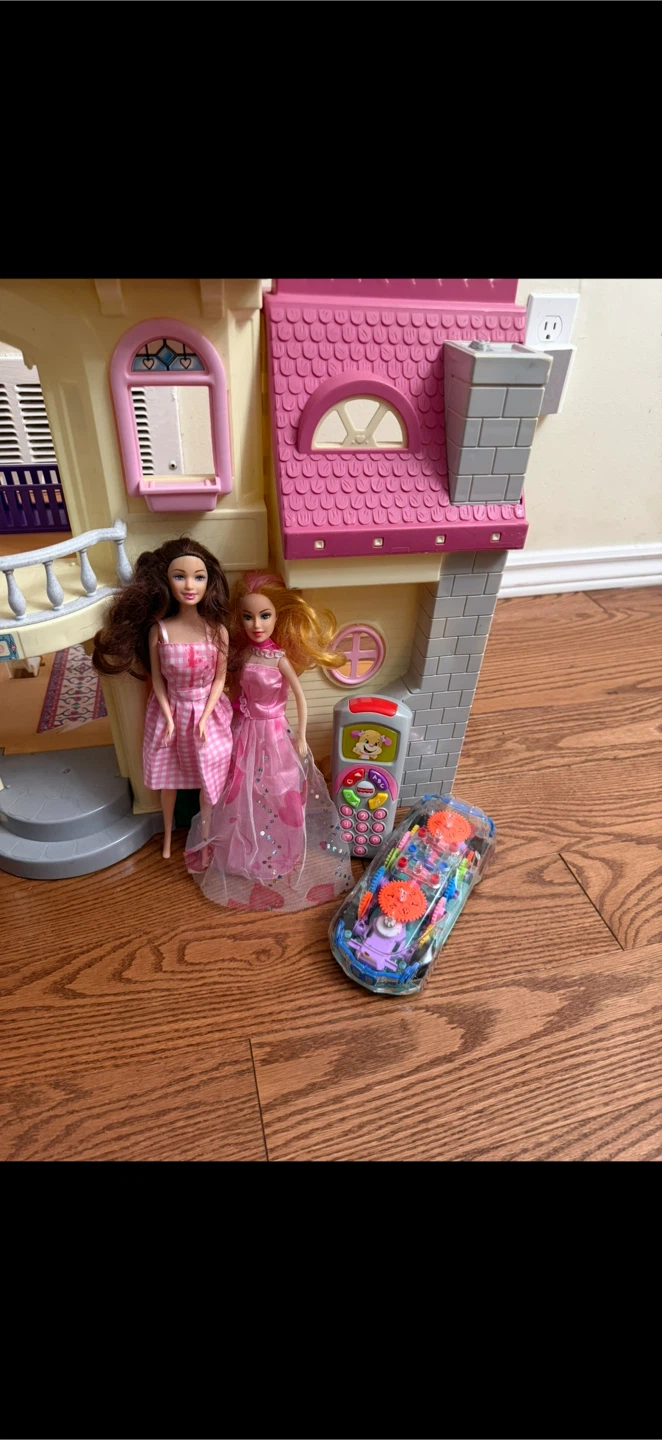 Giant Doll House with Dolls, Barbies and Toys - photo 4