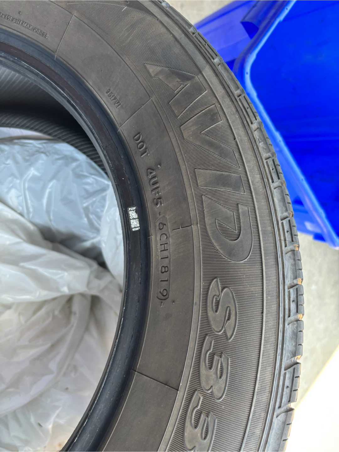 Yokohama AVID S33 225/65R17 102T Tire