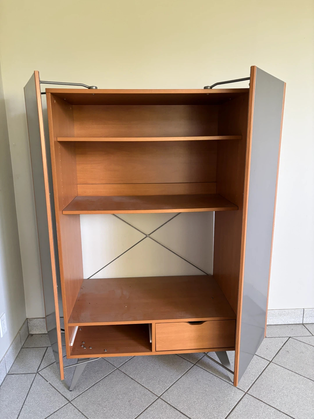 Two-door storage cabinet with drawer. 23 Gurney crescent - photo 2