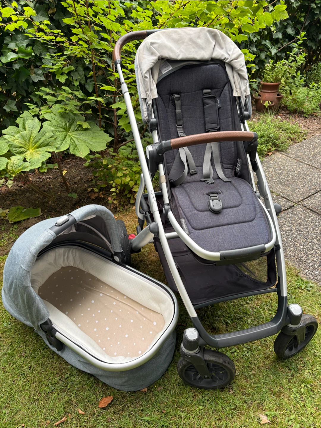 Uppababy Vista 2 stroller, bassinet, and accessories