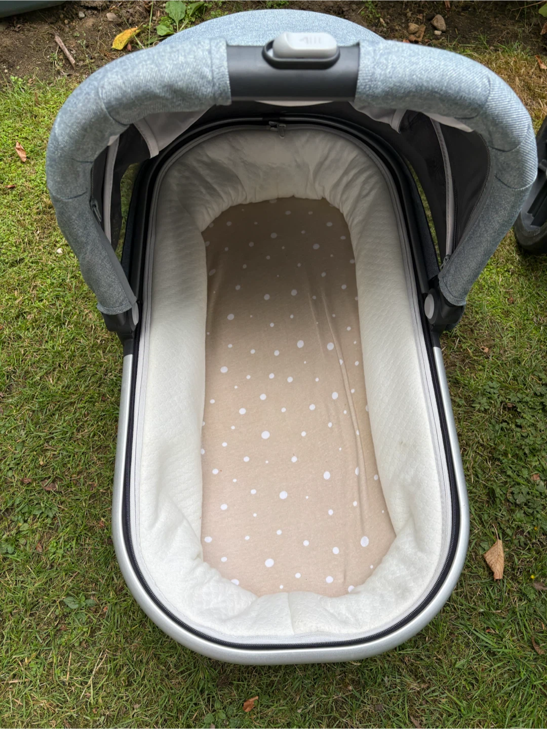 Uppababy Vista 2 stroller, bassinet, and accessories - photo 2