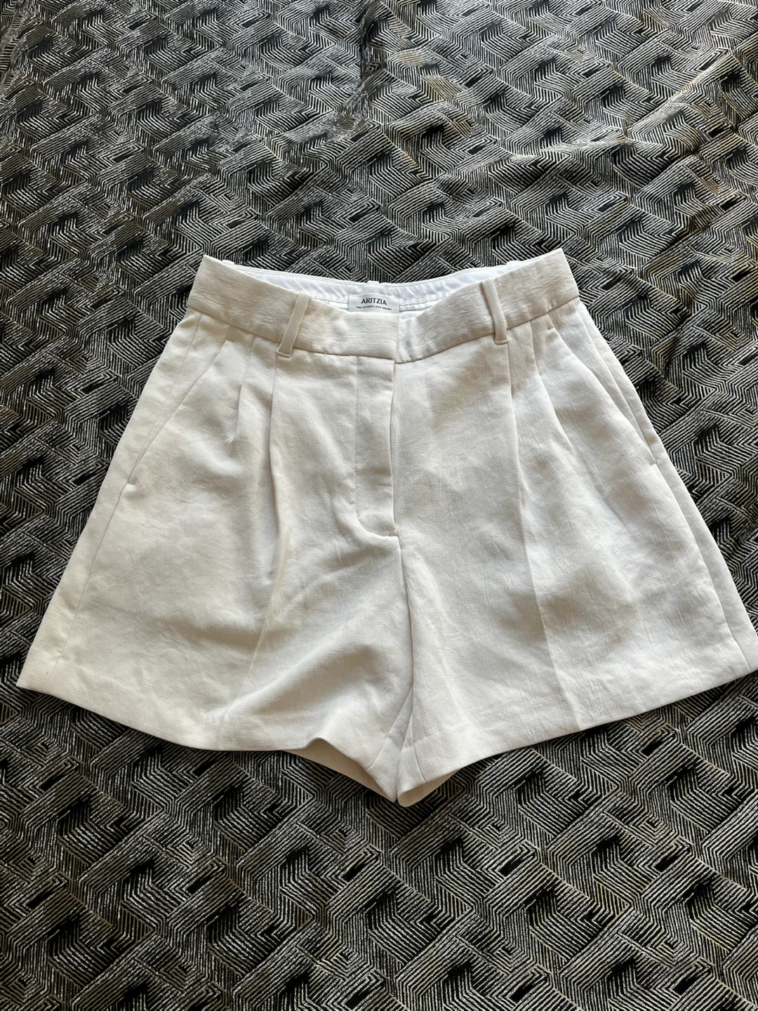 Aritzia The Effortless Short White Size 8