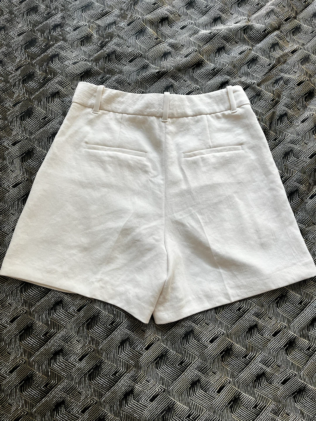 Aritzia The Effortless Short White Size 8 - photo 2