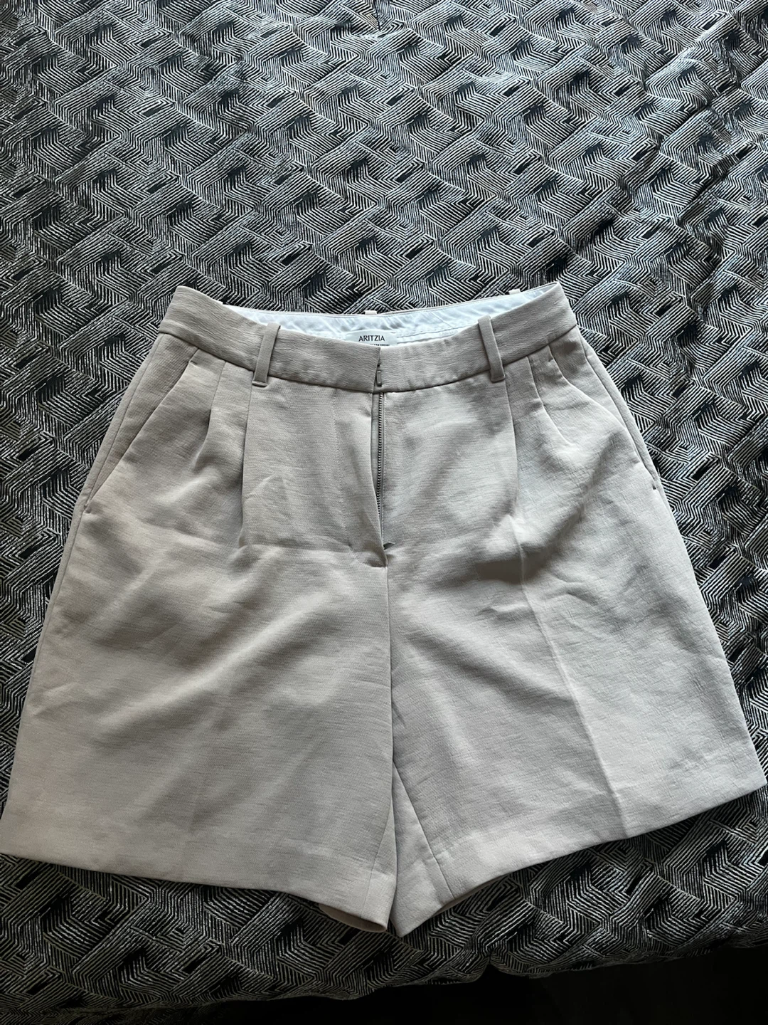 Aritzia The Effortless Shorts Size 8 Beige