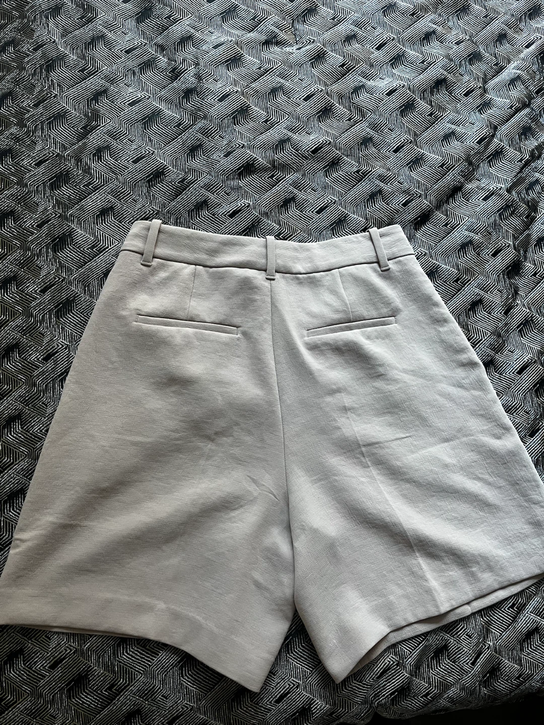 Aritzia The Effortless Shorts Size 8 Beige - photo 2