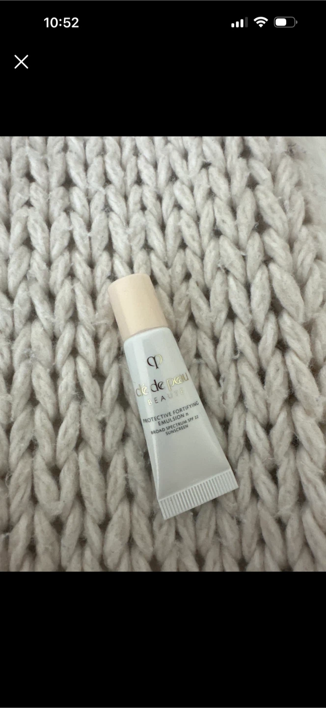 Clé de Peau BEAUTE Protective Fortifying Emulsion SPF 22