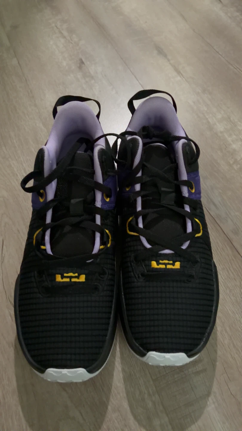 Nike LeBron Witness 5 Basketball Shoes