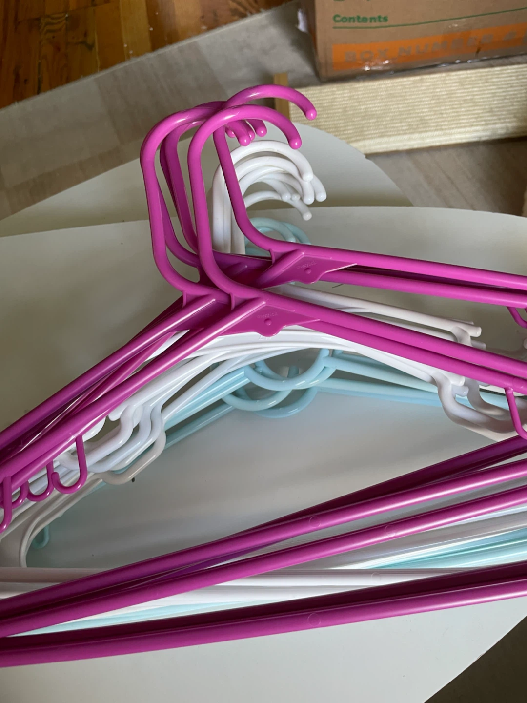 18 FREE color hangers