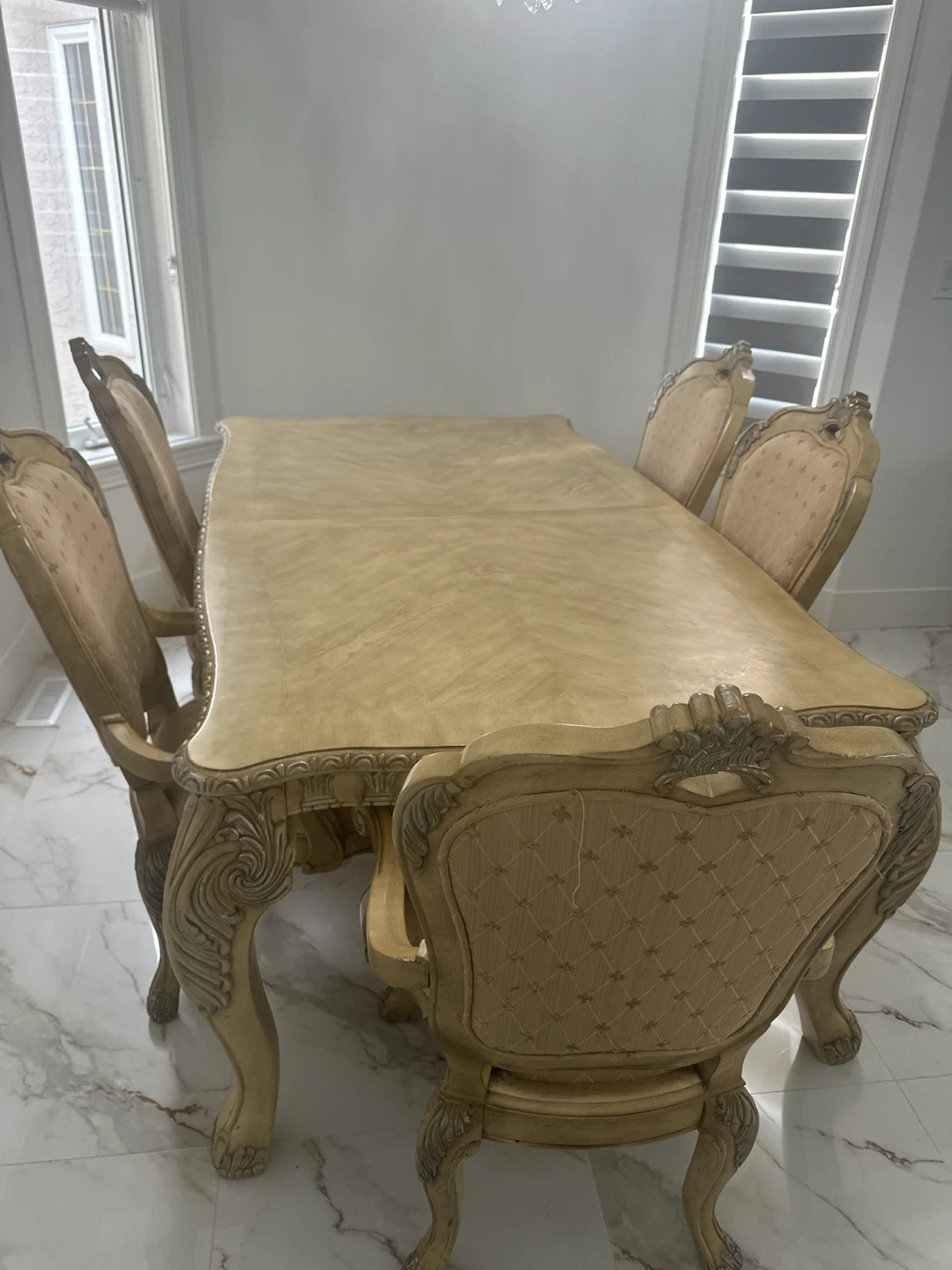Dinning table and chairs set