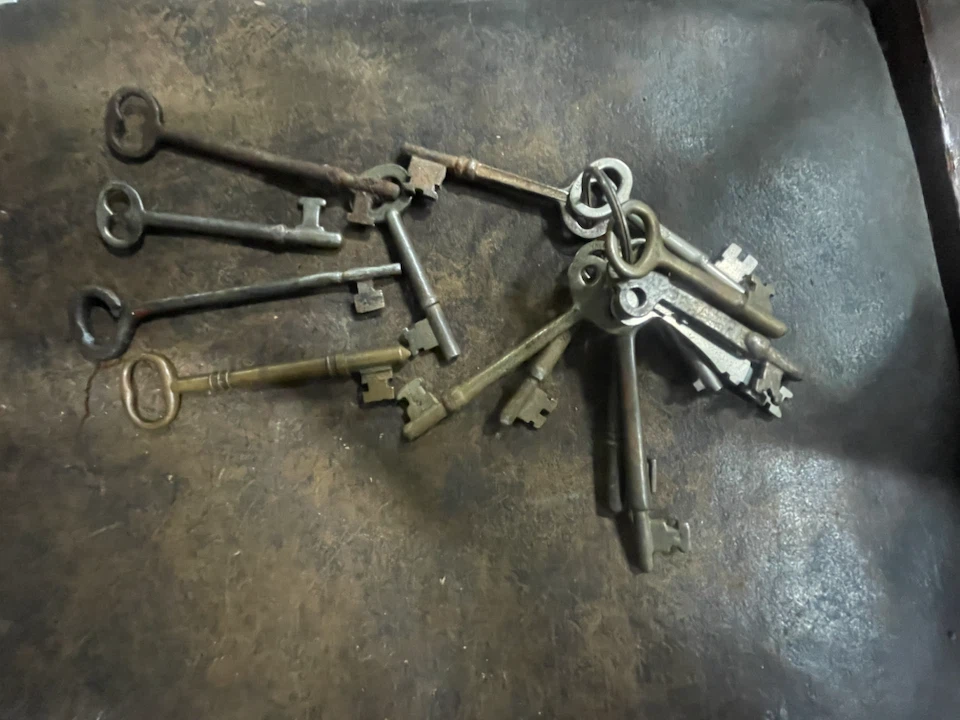 Antique Skeleton Keys - photo 3