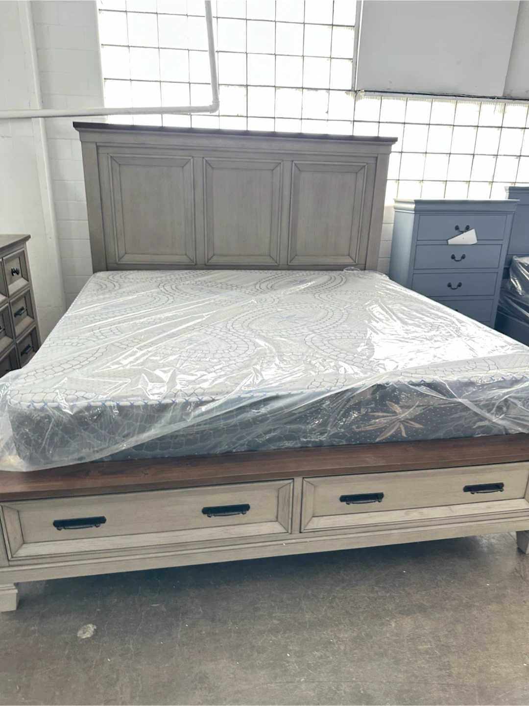Bed frame mirror dresser nightstand - photo 4