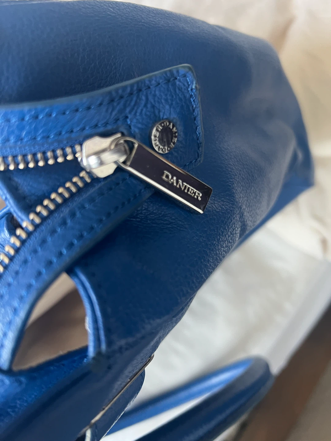 Danier Blue Leather laptop Bag - photo 5