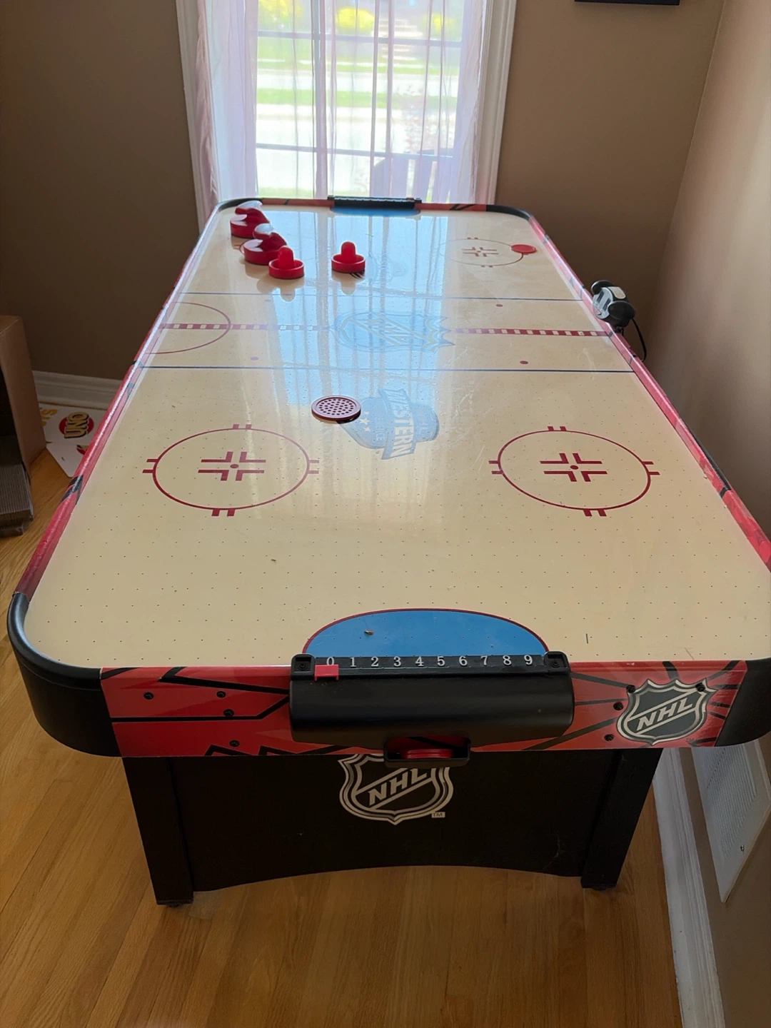 Air hockey table