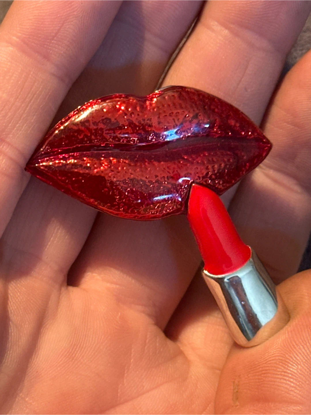 Red lipstick lips pin - photo 2