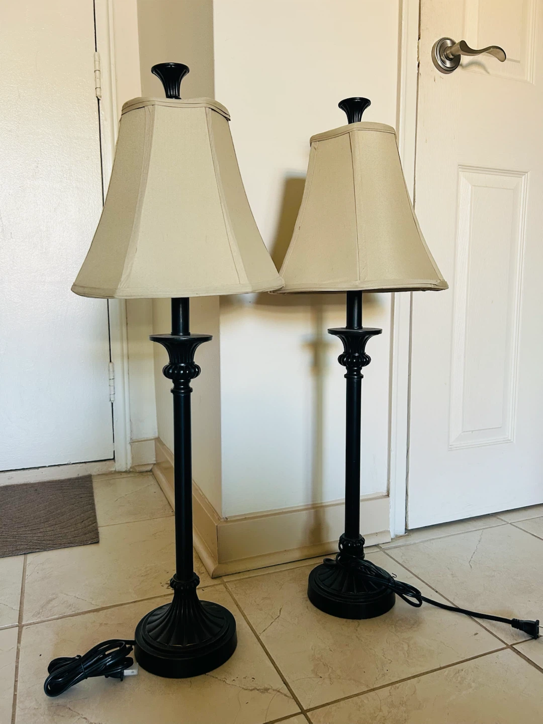 2 Classic Table Lamps – $5 Each - photo 2