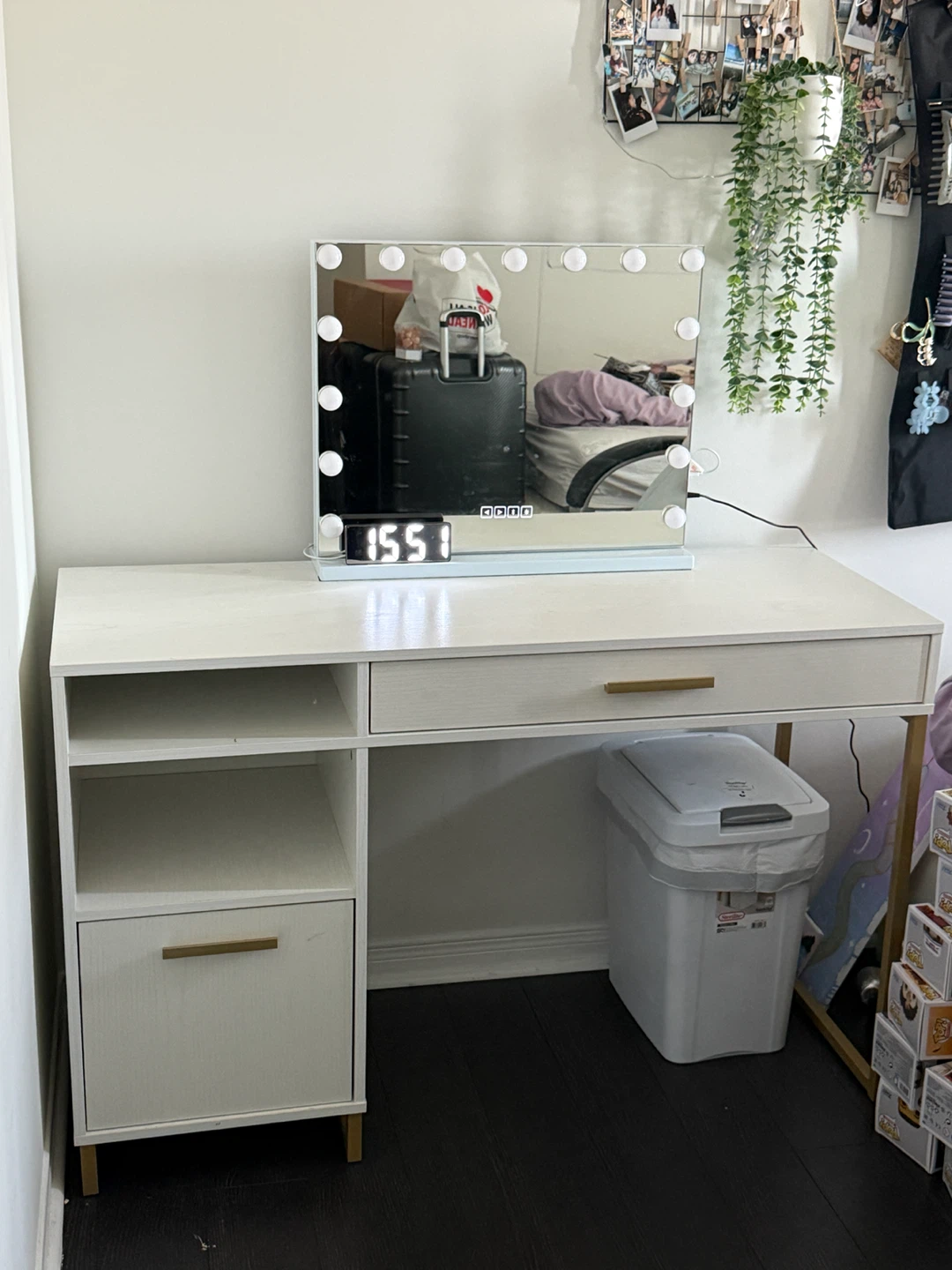 Desk with Vanity Mirror