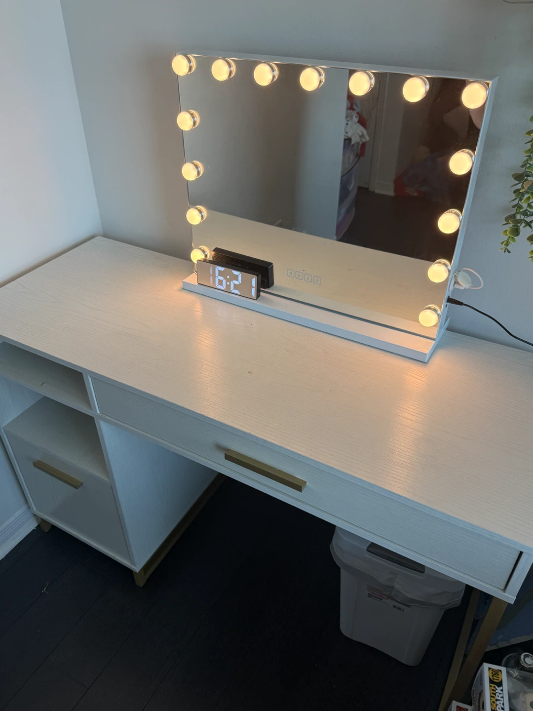 Desk with Vanity Mirror - photo 5