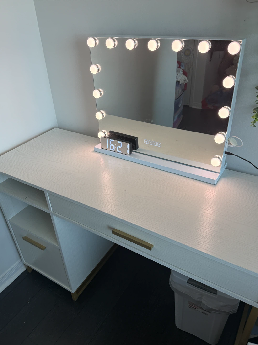 Desk with Vanity Mirror - photo 4