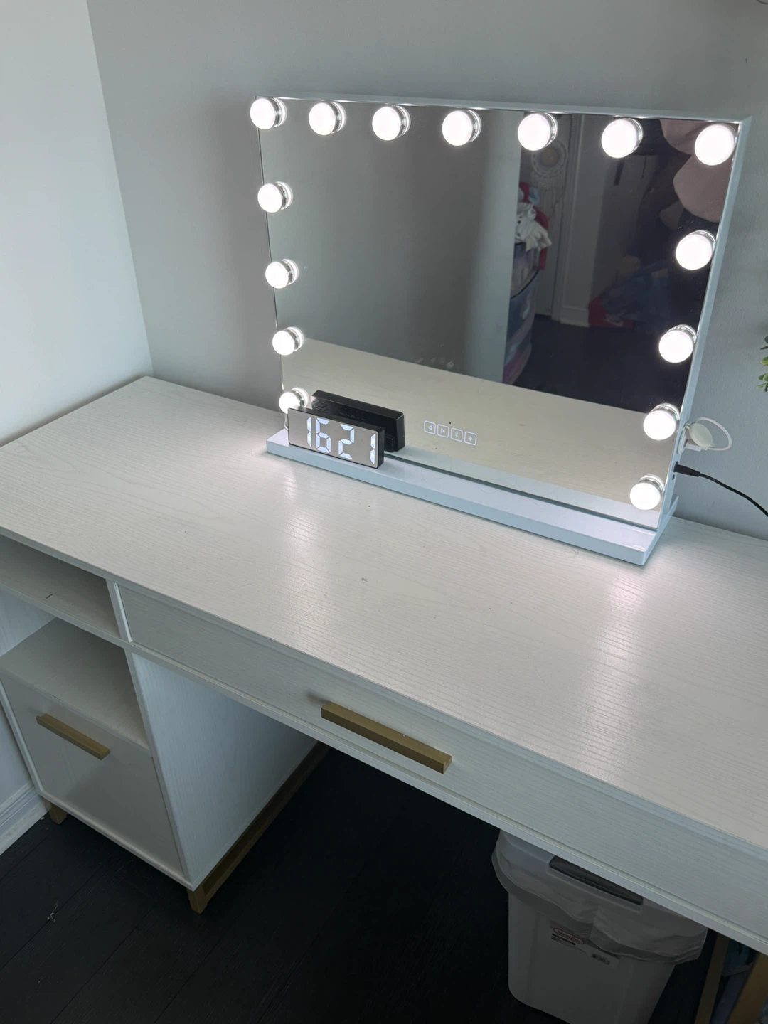 Desk with Vanity Mirror - photo 3