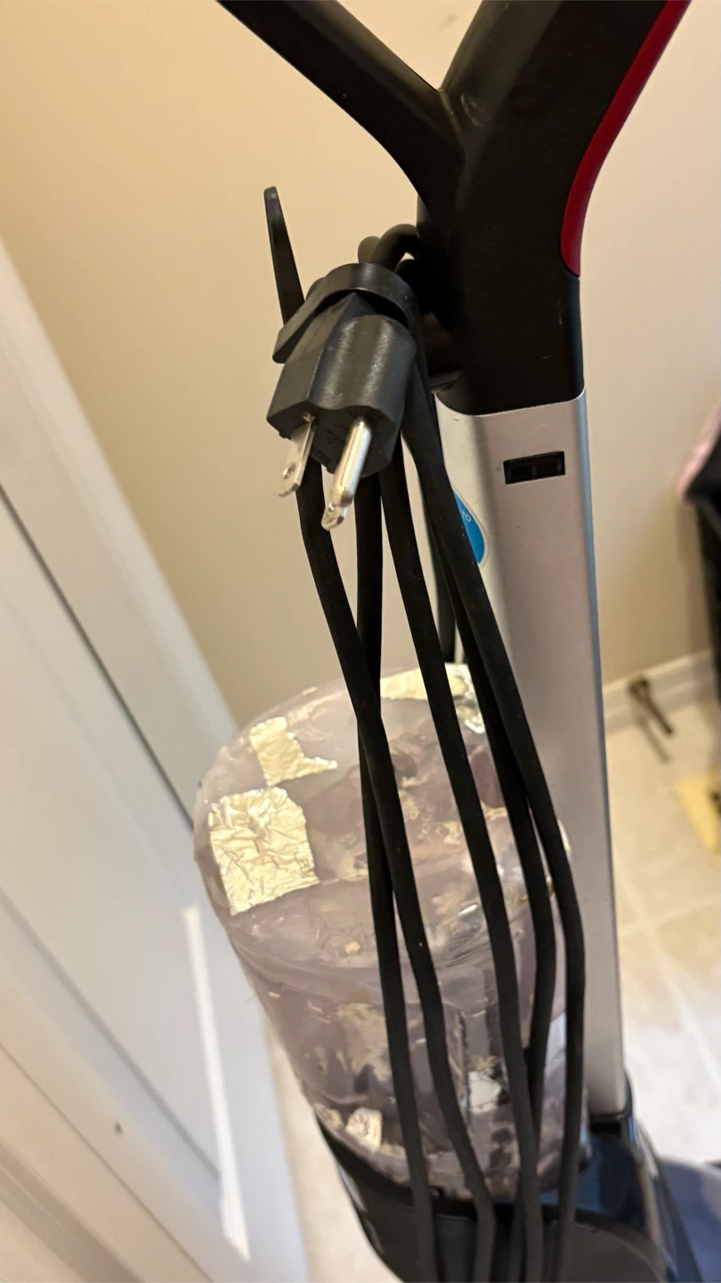 Leaked.  Hoover Power Dash Pet Compact Carpet Cleaner - photo 2