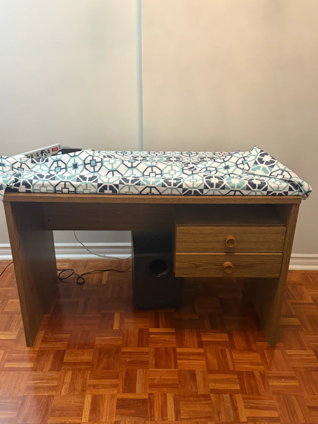 Table for free with two drawers