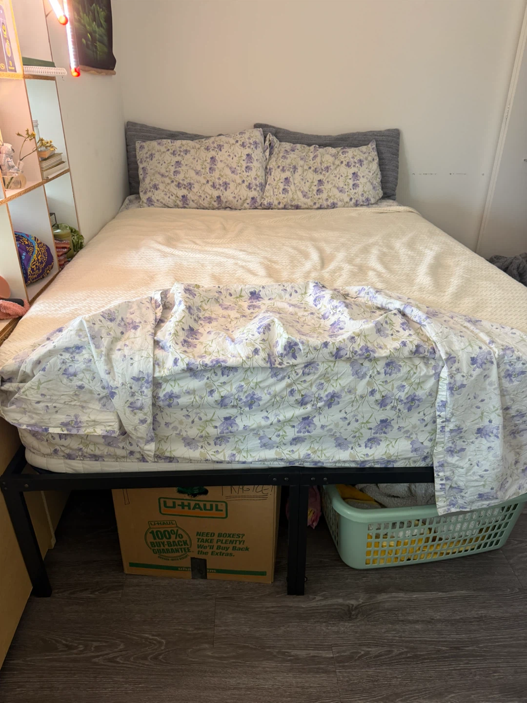 Queen Bed with Frame + Pillows + Sheets + Comforter - photo 2