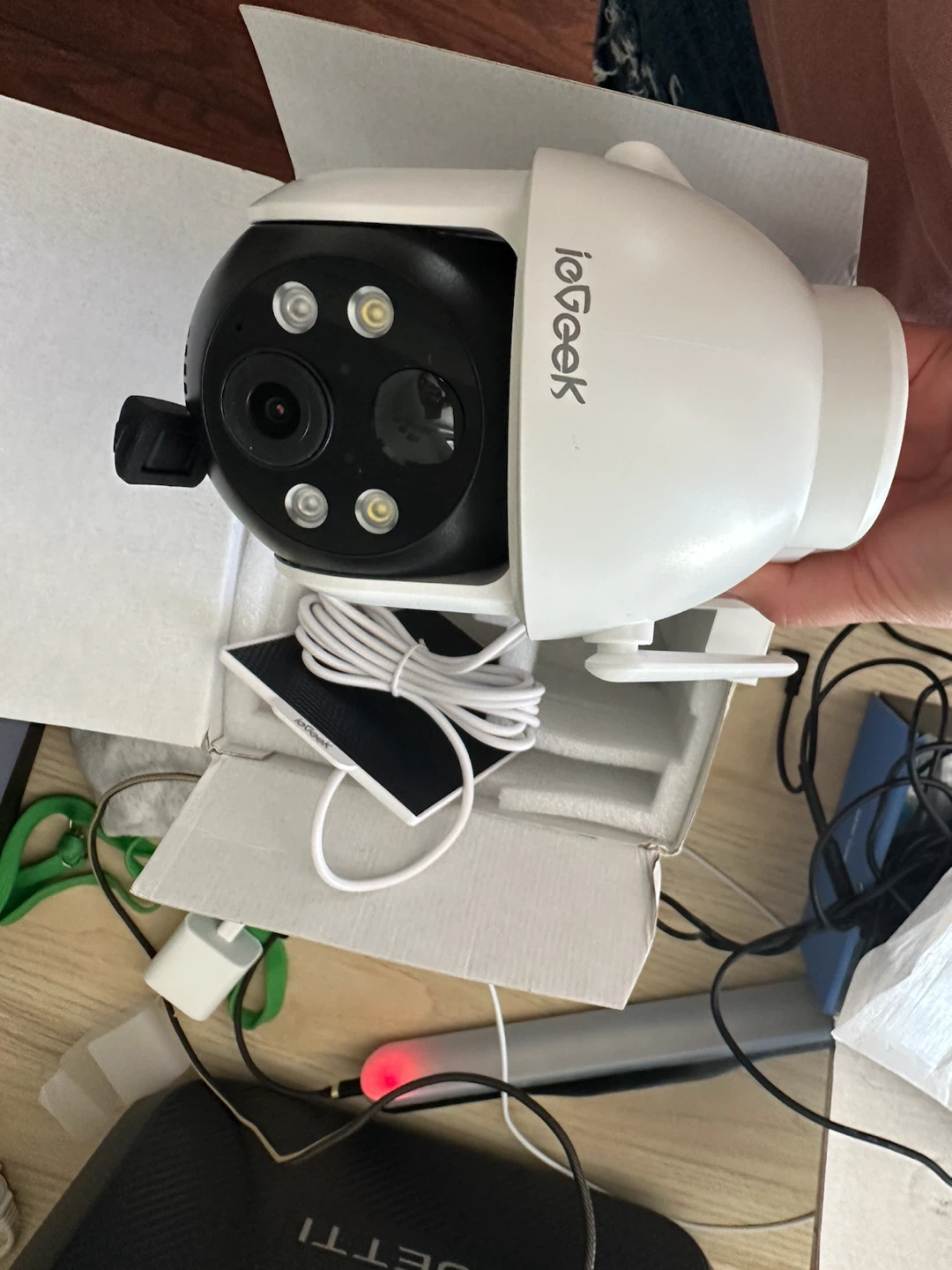 ioGeek Wire-free 2K PTZ Battery Security Camera with Solar Panel - photo 2