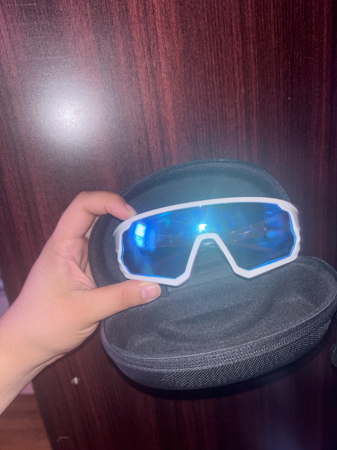 White Sport Sunglasses with Blue Lenses - photo 2