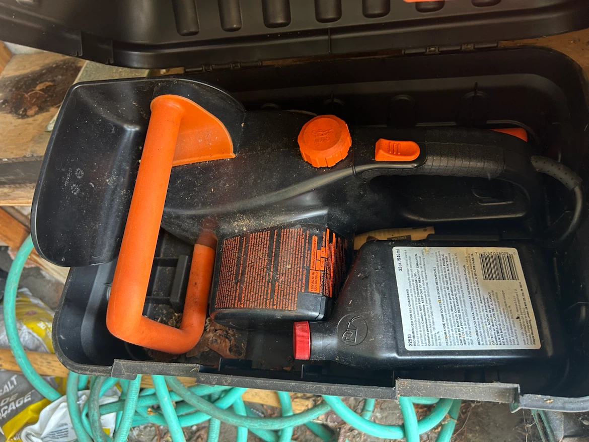 Electric Chainsaw and Oil