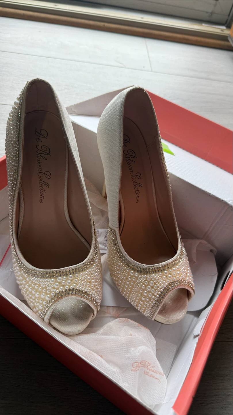 Women Heels 👠 size 7 check more pictures