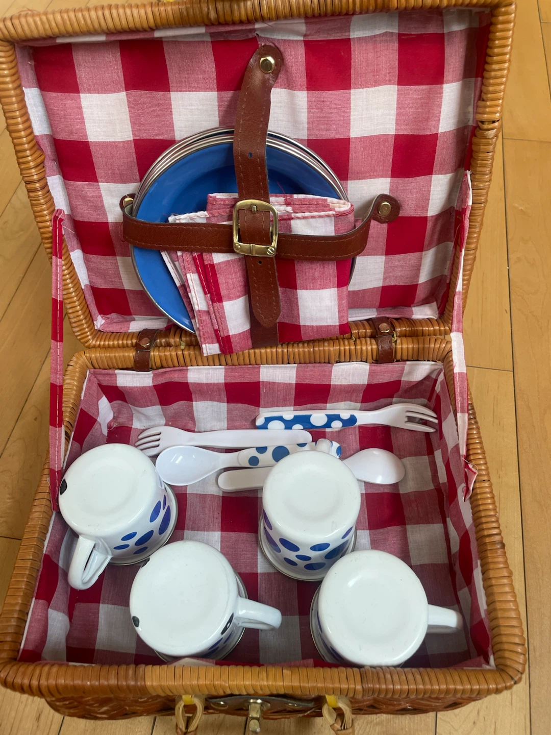 Picnic Basket Set with Mugs, Plates, and Cutlery - photo 2