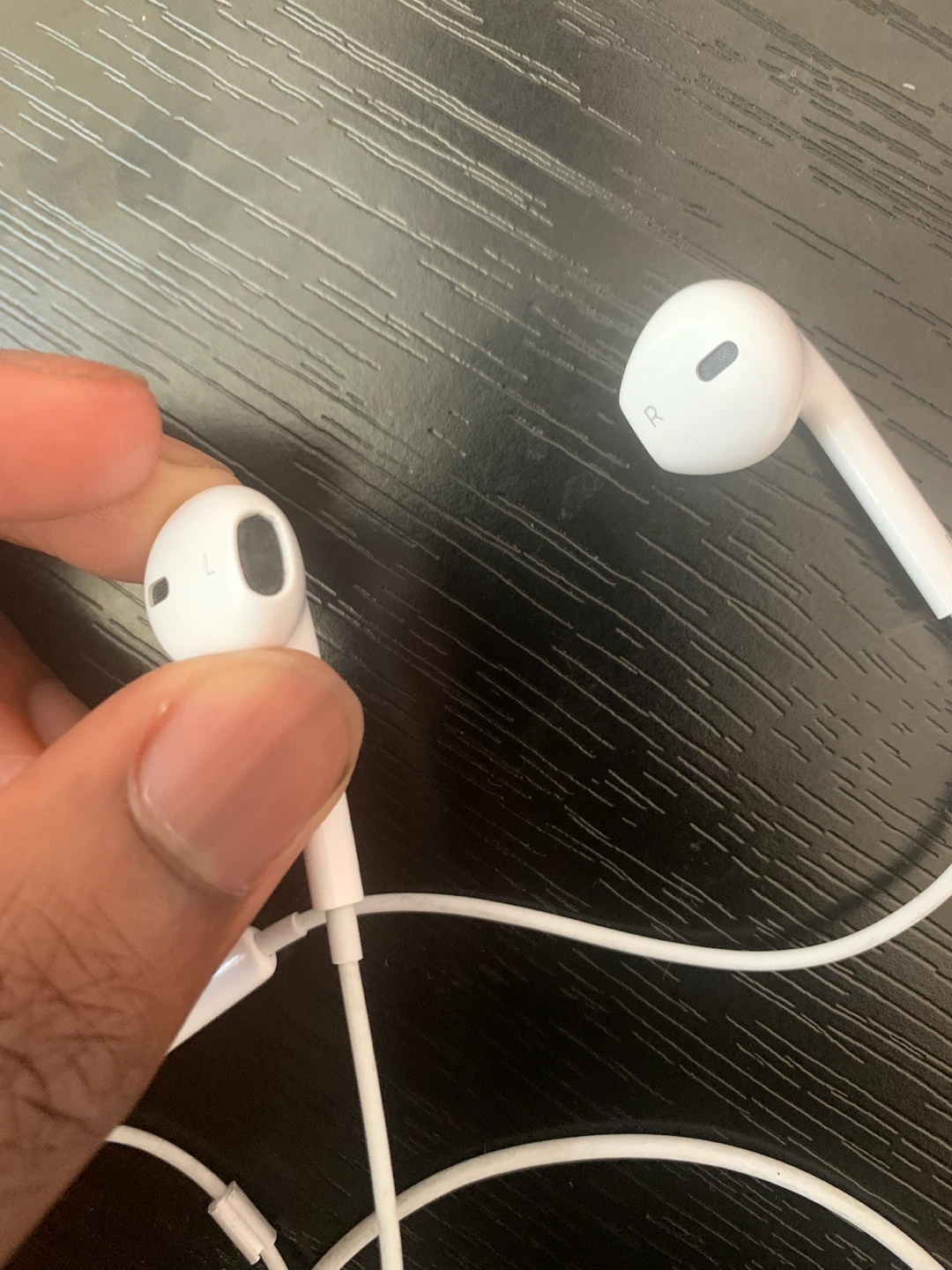 White Apple earphones - photo 3