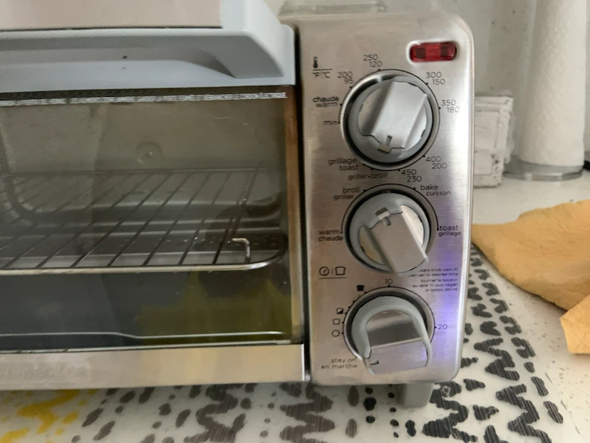 BLACK+DECKER 4-Slice Toaster Oven - photo 2