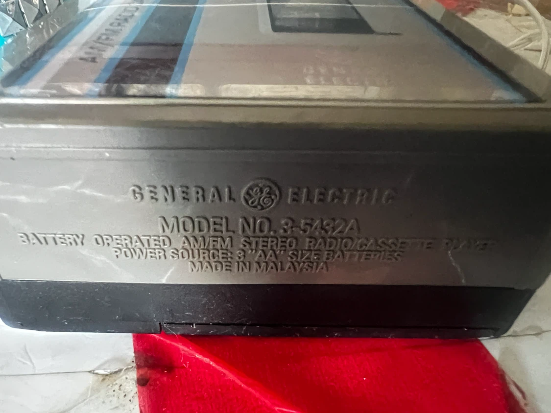 GE AM/FM Stereo Radio Cassette Player - photo 4
