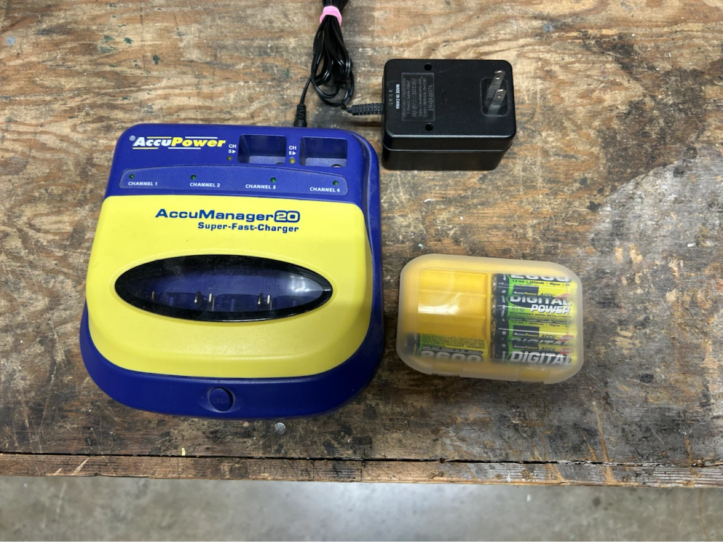 AccuPower AccuManager 20 Super-Fast Charger with 6 AA Batteries
